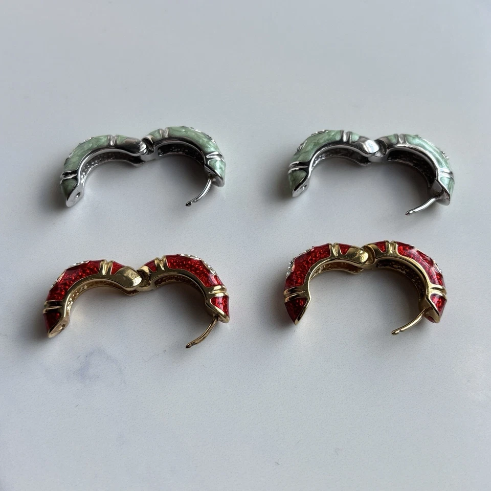 Juego de 2 pendientes de aro Huggie esmalte epoxi dorado LAUREN G ADAMS verde y rojo Foto 3 de 4
