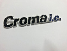 SCRITTA LOGO FREGIO SIGLA POSTERIORE PER FIAT CROMA i.e. IE NUOVA COME DA FOTO