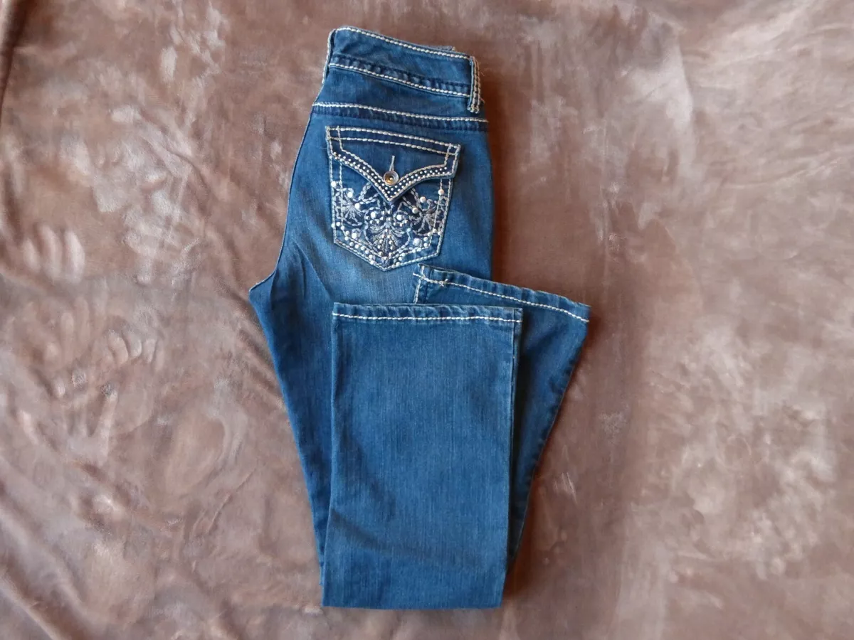 Dark blue jeans deals with white stitching