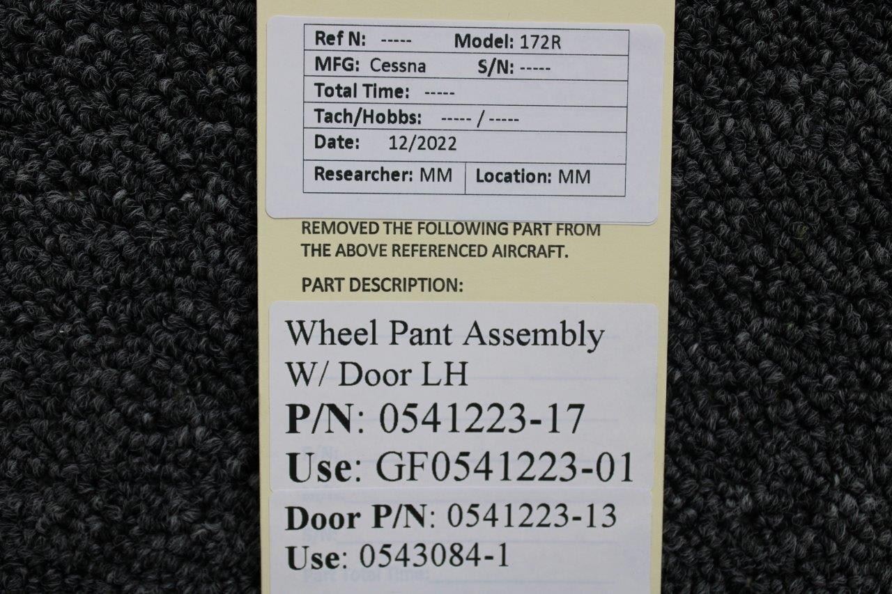 0541223-17 (USE: GF0541223-01) Cessna 172R Wheel Pant Assy W/ Door  