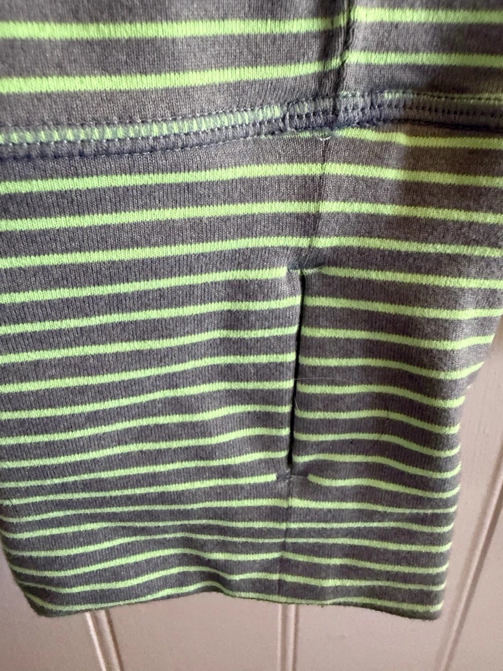 Top deportivo Gap Fit verde y gris a rayas 1/4 cremallera con agujeros para el pulgar talla L Foto 3 de 4