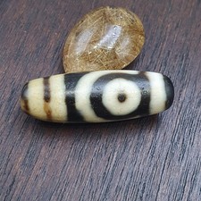 Perle d'agate ancienne tibétaine Dzi de l'Himalaya unique à 2 yeux coulissants