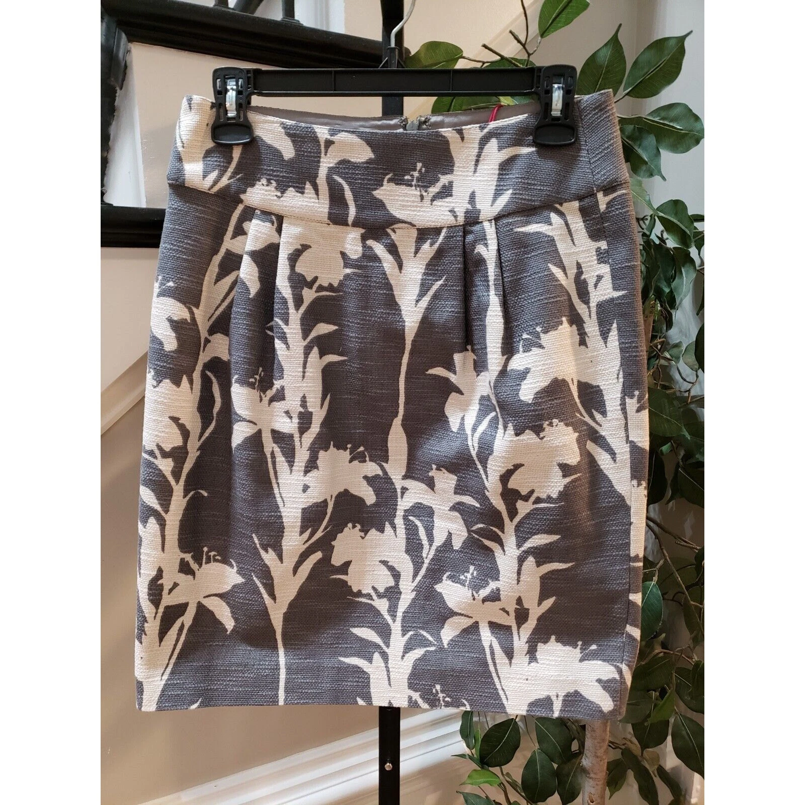 Banana Republic Women's Gray & Beige Floral 100% Cotton Pleat Front Skirt Size 2