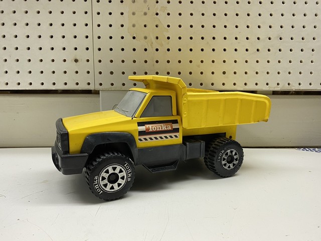 yellow metal tonka dump truck