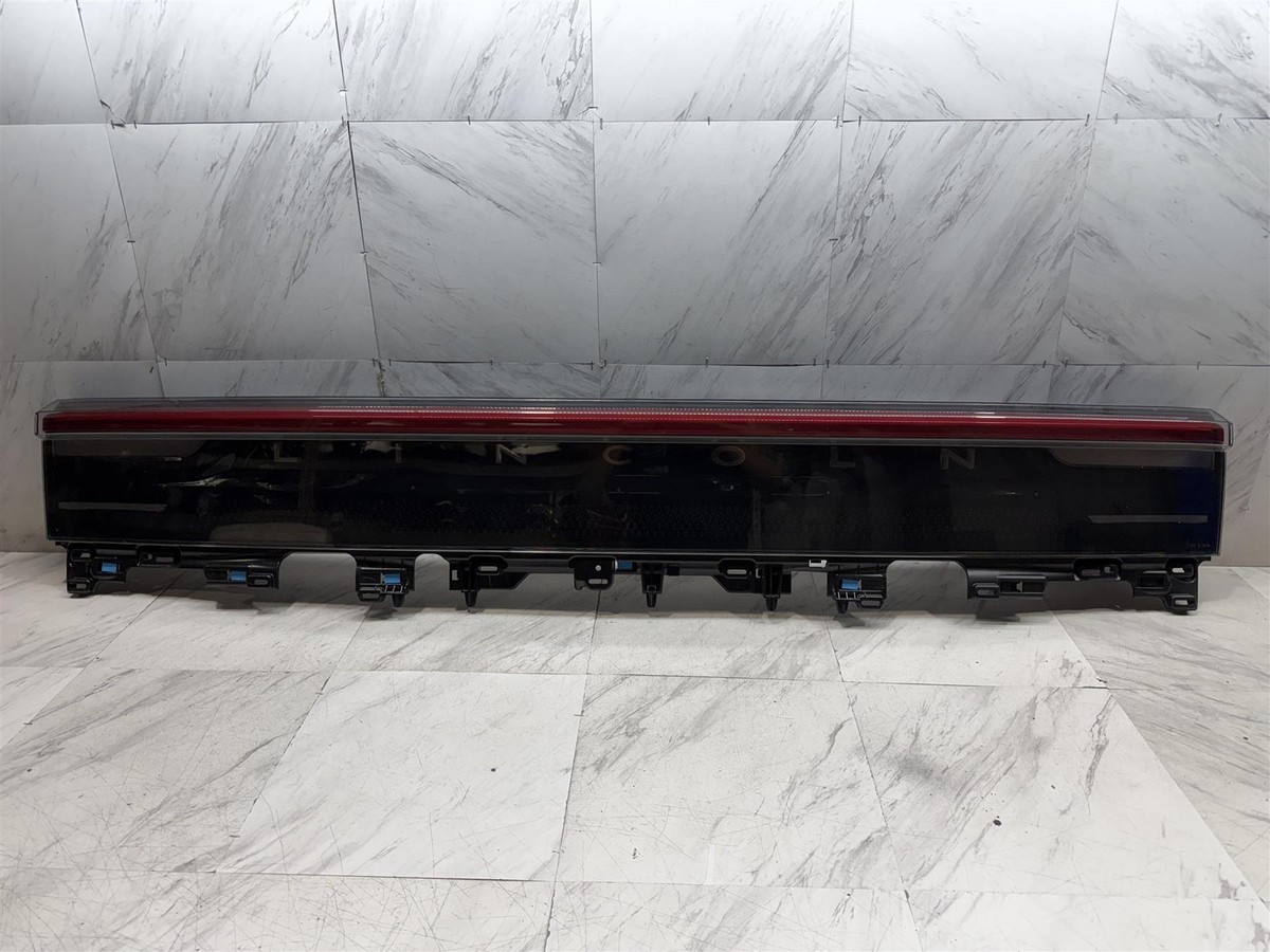 2025 LINCOLN NAVIGATOR LIGHT BAR OEM CENTER TRUNK TAIL LIGHT LED