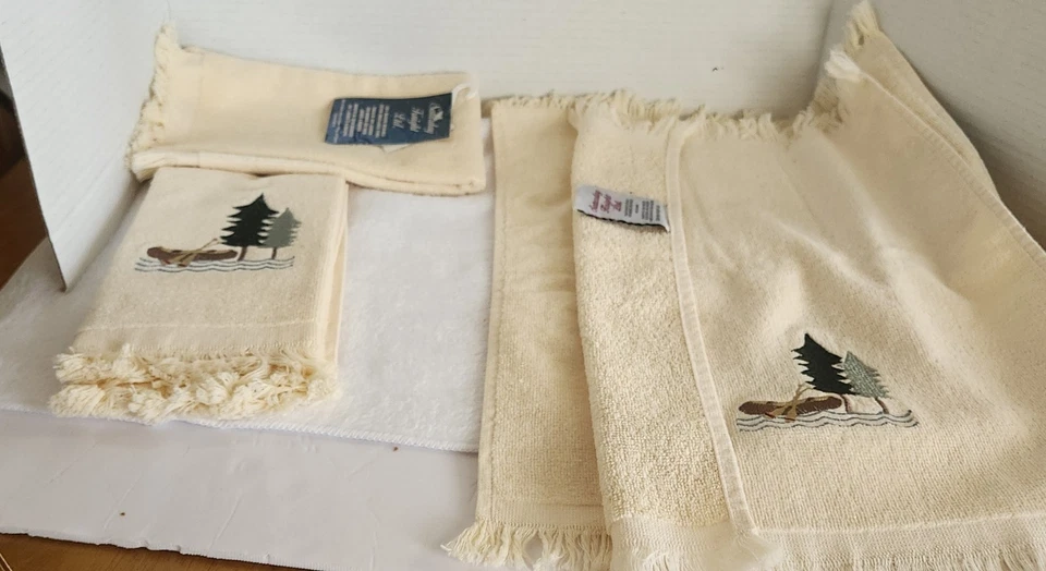 Juego de 4 toallas de mano bordadas para canoa y árbol frente al lago de Saturday Knight Ltd. Foto 2 de 4