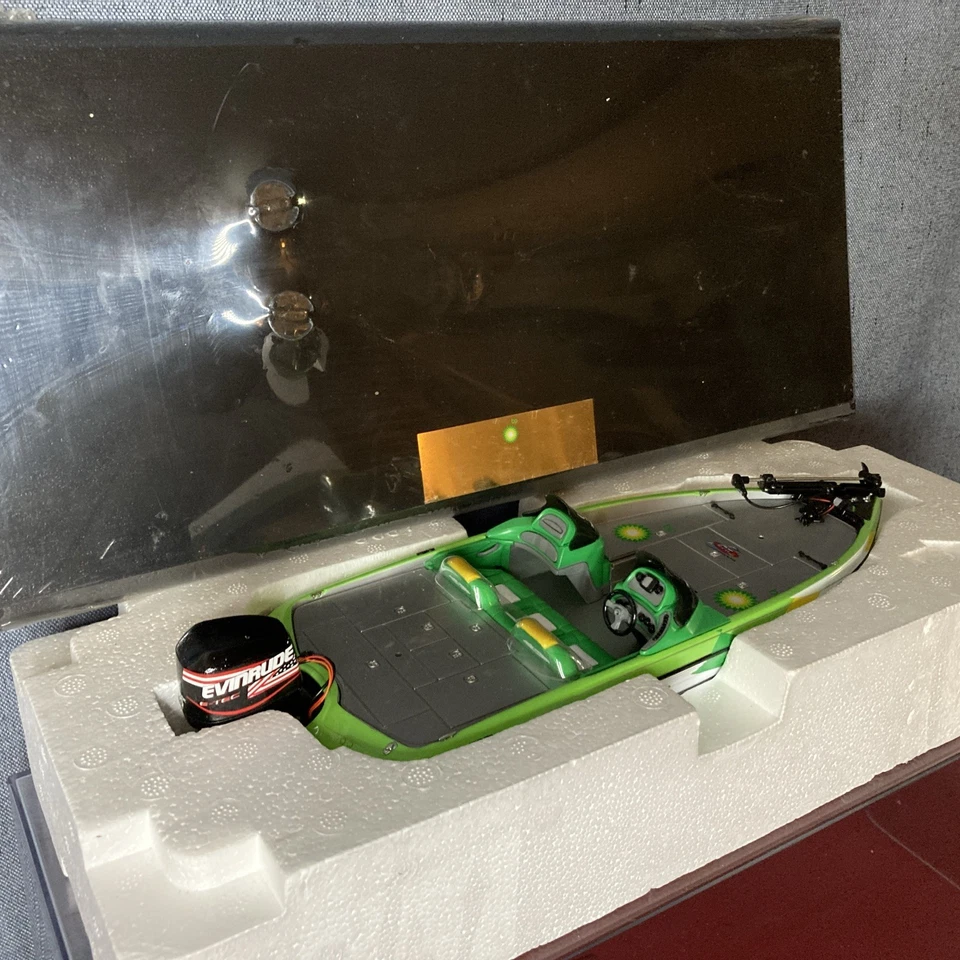 Vintage 1990’s BP Ranger Bass Fishing Diecast Boast 1/24 Scale w/Display Case. - Image 3 of 4