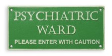 Una targa in ghisa con la scritta "reparto psichiatrico..." replica design retrò