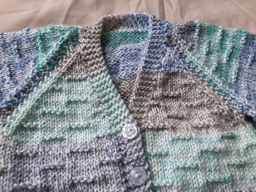 CARDIGAN E CAPPELLO BAMBINO NUOVO LAVORATO A MANO MULTICOLORE A RIGHE TAGLIA 3-6 MESI - Foto 4 di 7