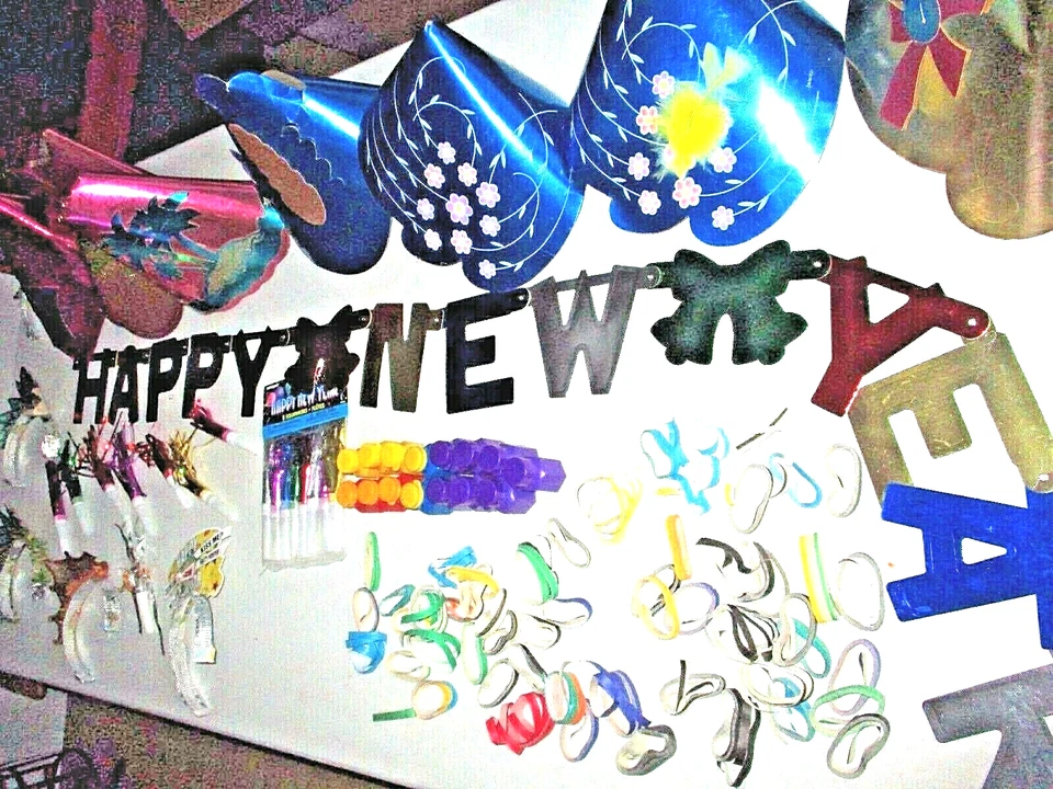 KIT 15 Personas VÍSPERA DE AÑO NUEVO 15 Sombreros Vintage 15 Squawkers 15 Burbujas ¡MÁS MÁS! Foto 4 de 4