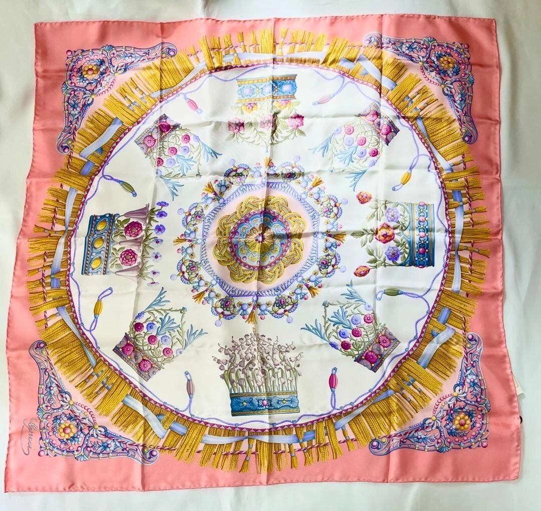 Foulard rose motif floral GUCCI environ 88 x 87 cm authentique femme