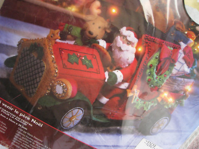 Christmas Bucilla Holiday Felt Applique Kit,HERE COMES SANTA,86058,Lights Up,Car