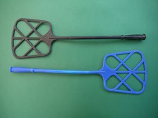 2 Teppichklopfer Kunststoff 66cm blau + schwarz Ausklopfer Möbelklopfer