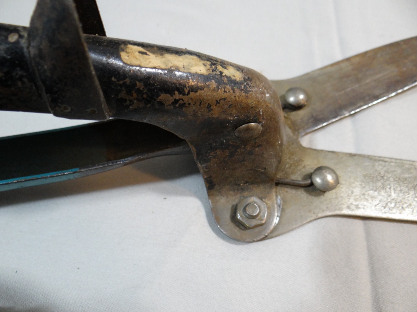 2 Vintage Hand Grass Shears, Grass Clippers for Lawn and Garden, Functional