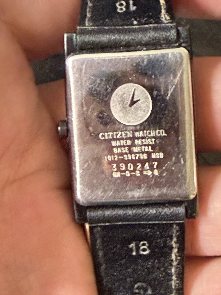 Reloj de vestir Citizen estilo tanque para hombre, movimiento de cuarzo Foto 2 de 2