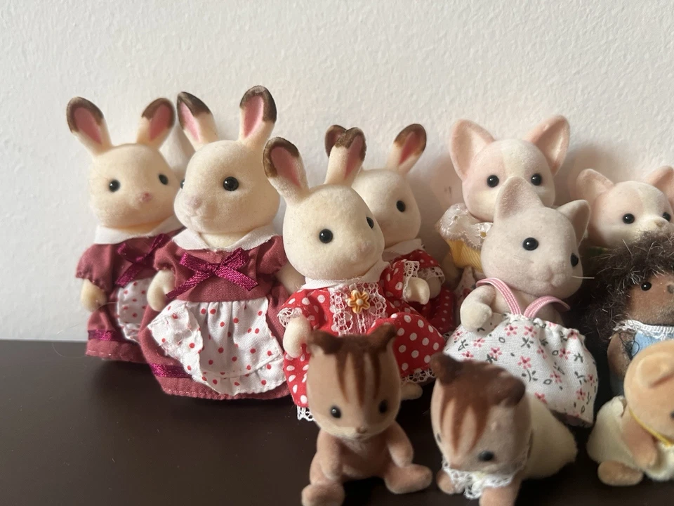 Sylvanian Families / Calico Critters Lot – Families, Babies & More - 21 Figures - Immagine 2 di 4