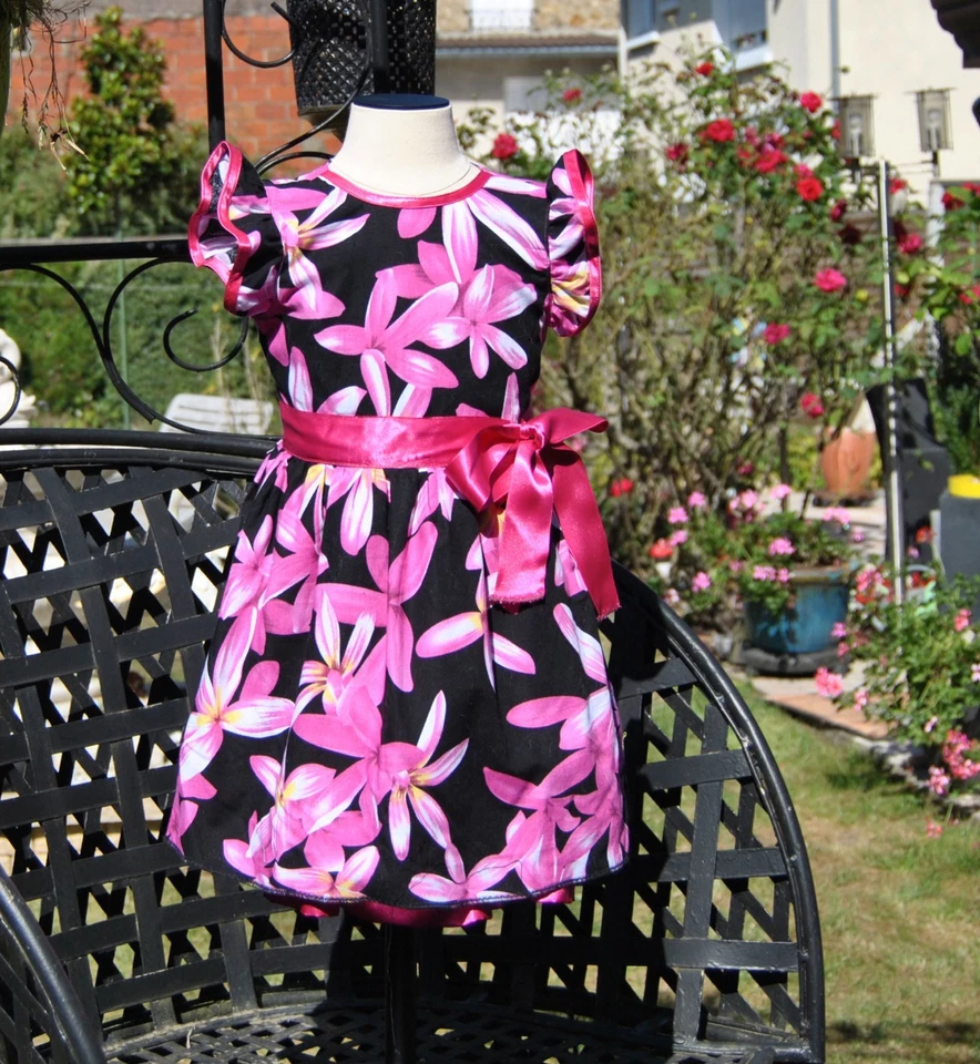 Très jolie robe fille fleurie, avec un style cérémonie : fond noir, grandes fleu - Photo 2/4