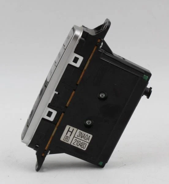 Información para pasajeros GPS-TV control de pantalla 2011-2012 Nissan LEAF OEM #5035 Foto 2 de 4