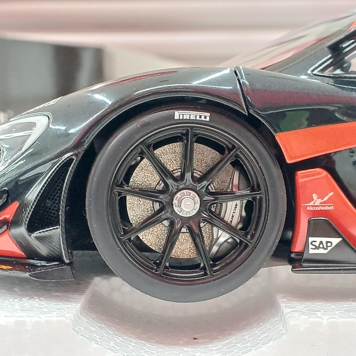 1/18 AUTOart Mclaren P1 GTR Dark Hyper Silver Red Accent w 1/18 AUTOart Mclaren P1 GTR Dark Hyper Silver Red Accent w