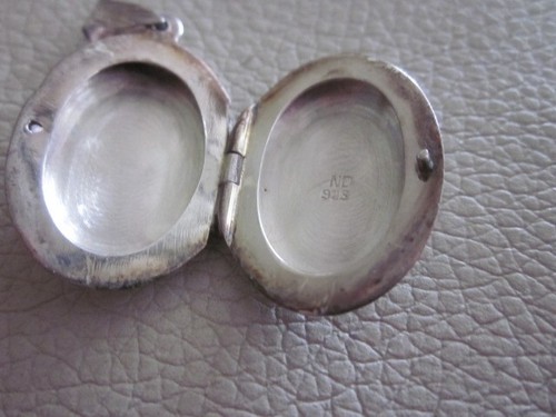 Vintage Sterling Silver Oval Etched Locket 1" - Picture 4 of 4