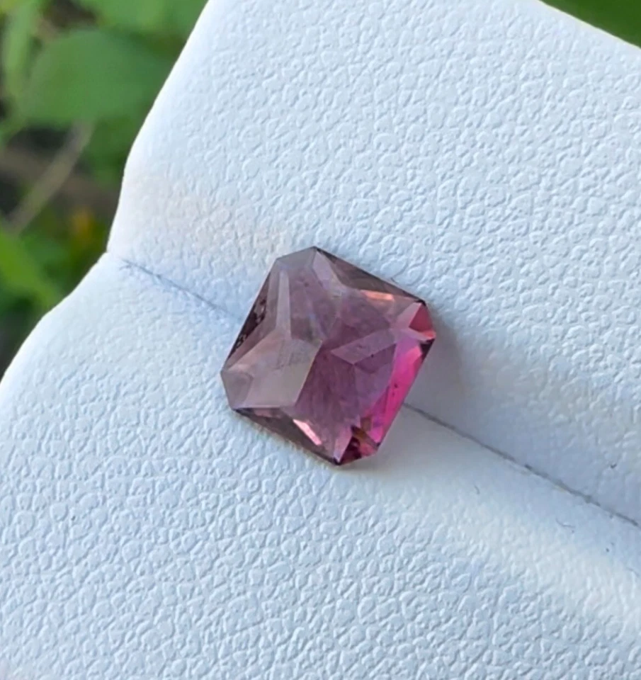 Encantadora turmalina rosa violeta corte princesa 1,47 quilates natural de Mozambique Foto 2 de 4