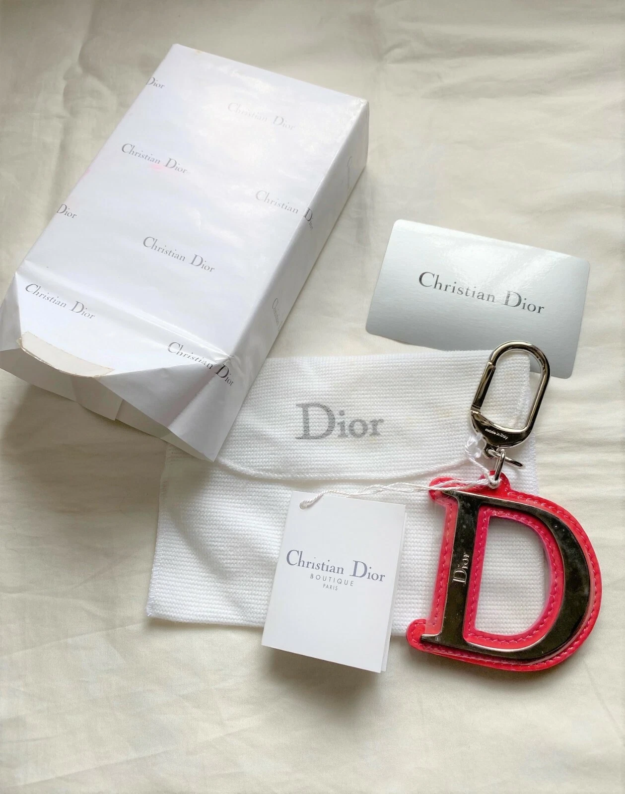 Porte clés breloque logo Dior D pour livre fourre tout sacoche selle lancer dioramour d lite