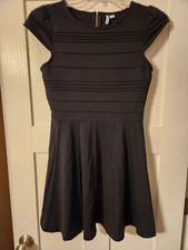 Elle Women’s size 10 capped sleeve little black dress
