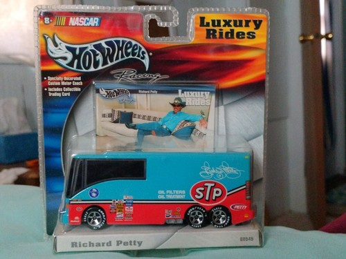 2002 Hot Wheels Racing NASCAR Luxury Rides Richard Petty Motor Coach #B0545 NIP