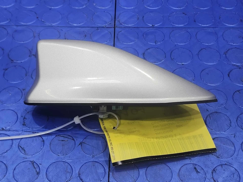 Conjunto de antena de radio satelital Toyota Prius 16-21 plateada 1F7 OEM 86960-47050 Foto 2 de 4