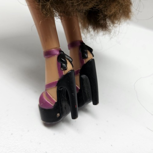 2006 Bratz PRINCESS YASMIN Doll w/ Original Outfit Top Skirt Shoes - CUTE! - Picture 7 of 9