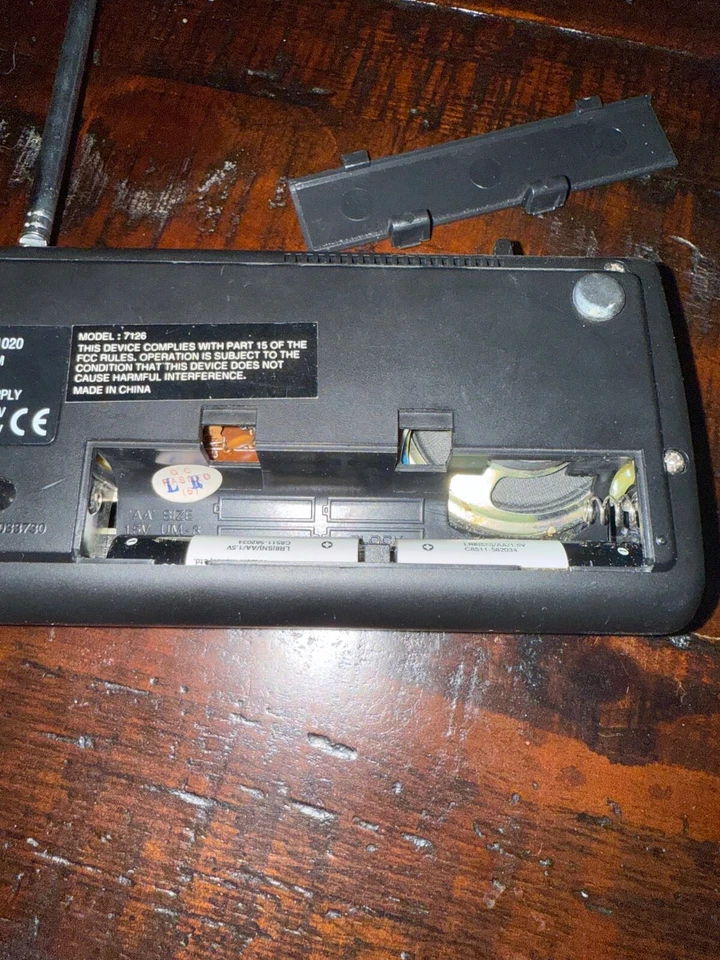 BROOKSTONE ALARM AM/FM radio bands and a digital LCD display Retro 7126/7126 EL - Image 4 of 4