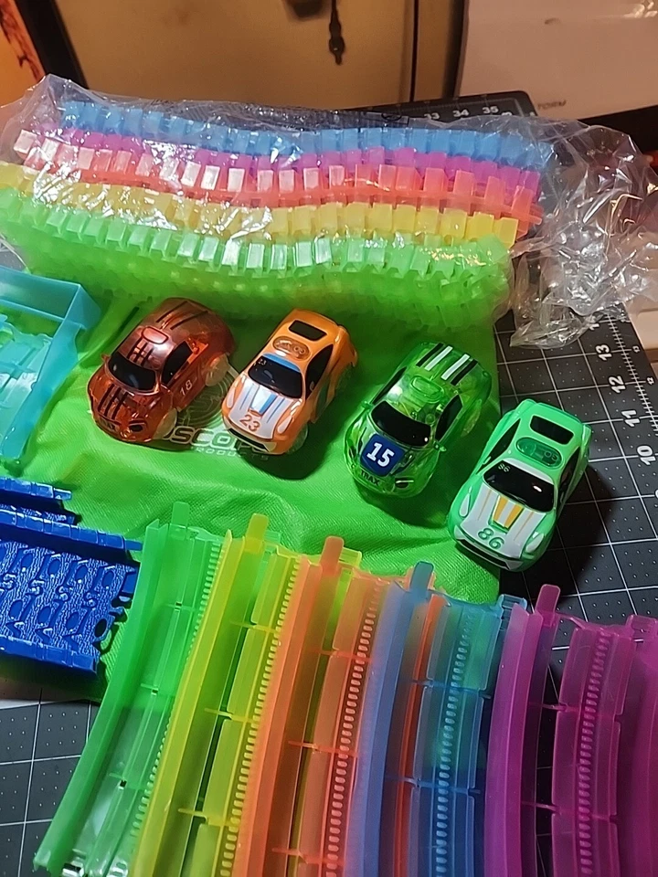 Mindscope  Twister Track Multi Color Lot Of Rails And Trax Racing Cars - Image 4 of 4