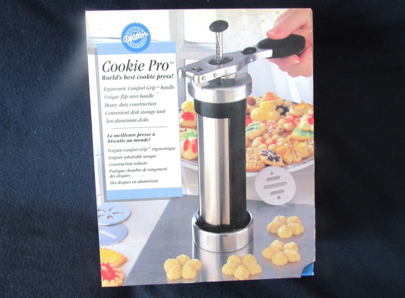 Handstand Kitchen cookie press frosting 34 piece set,new