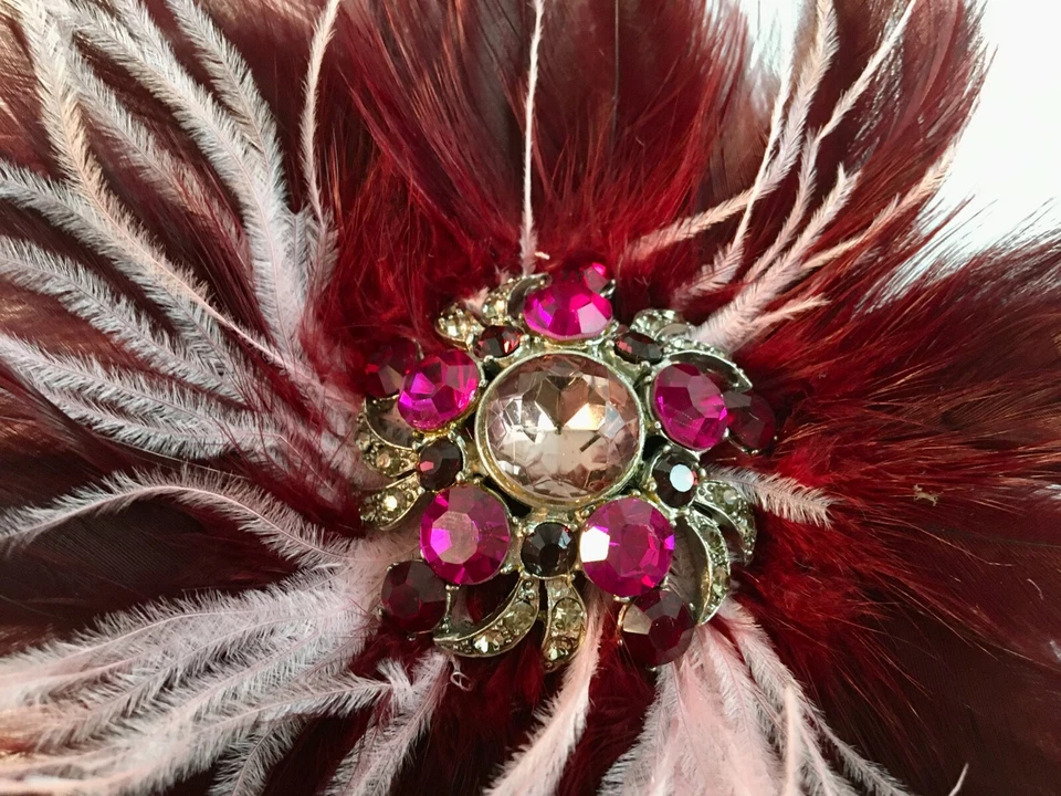 Broche Pluma Grande Borgoña Magenta Firmado por Diseñador Gerard Yosca con Cristales Foto 2 de 4