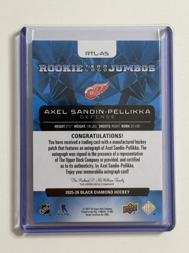 2025-26 UD Black Diamond AXEL SANDIN-PELLIKKA Rookie Team Logo Jumbos Auto /49 - Imagem 2 de 2