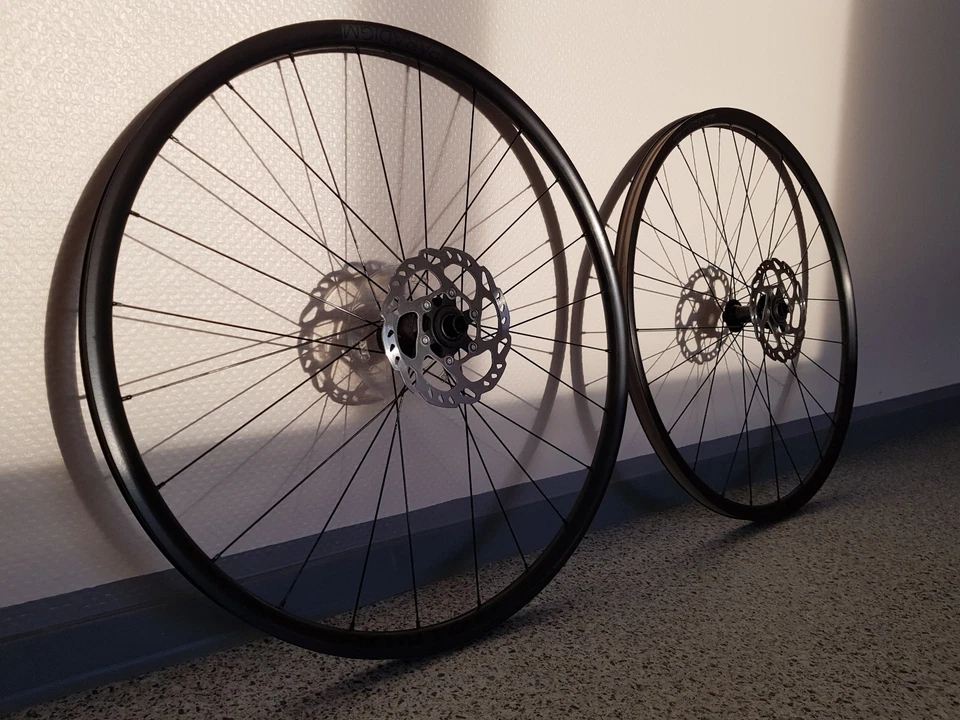 Laufradsatz Bontrager Paradigm 28" + Bremsscheiben, Gravel/Road, Tubeless ready