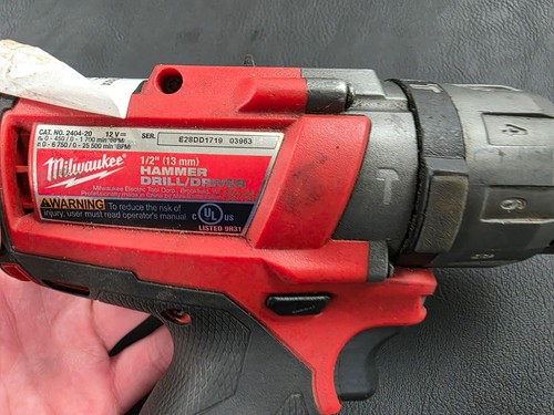 Milwaukee 2404-20 Trapano avvitatore a percussione senza fili 12V usato testato solo strumento - Foto 4 di 7