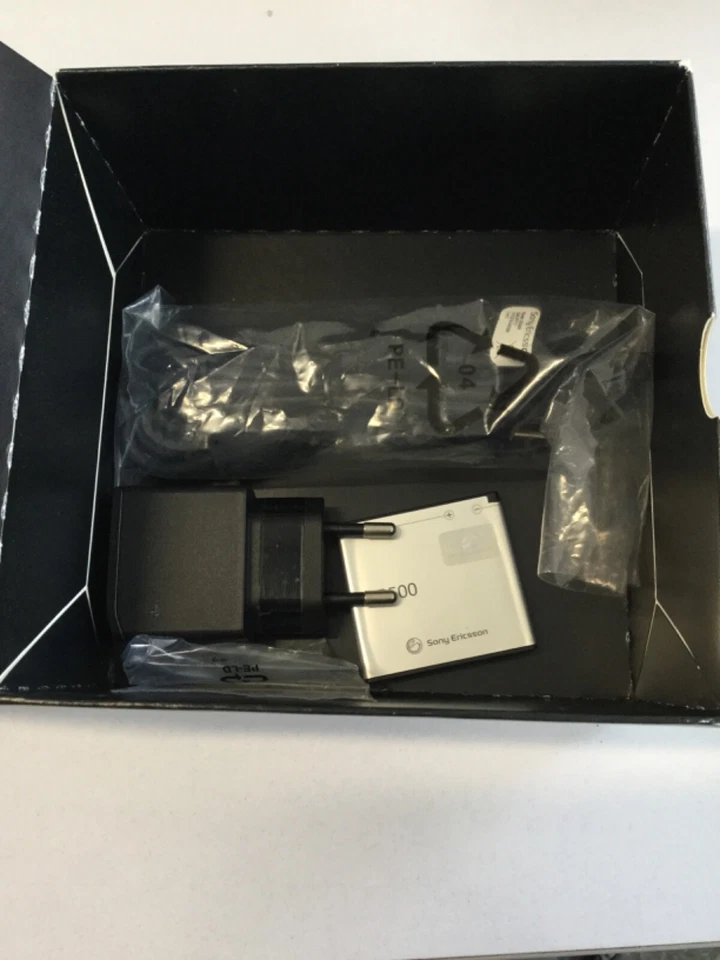 Sony Ericsson Vivaz U5i - Silver Smartphone - Image 4 of 4