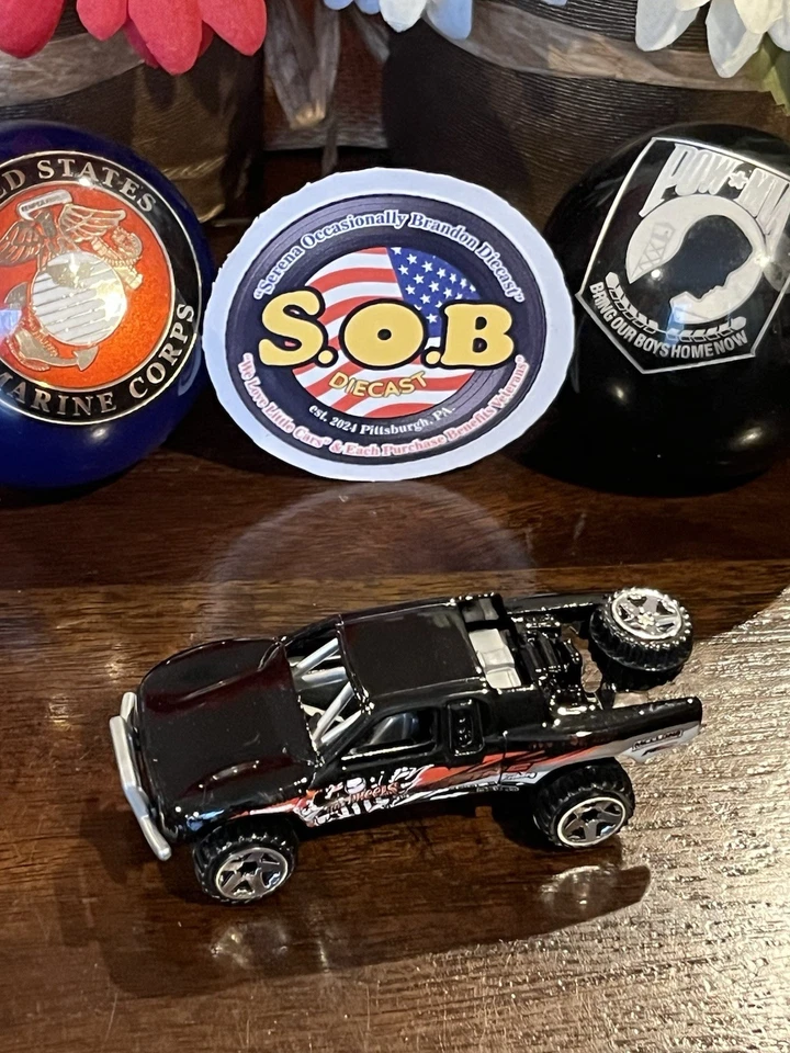 Camión de carreras de tierra Hot Wheels Toyota Black Box 4x4 Baja diecast usado casi nuevo estado Foto 2 de 4