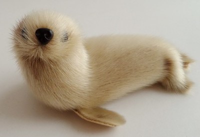Seehund Robbe liegend ca. 13 cm Echtfell, NEUWERTIG UNBESPIELT