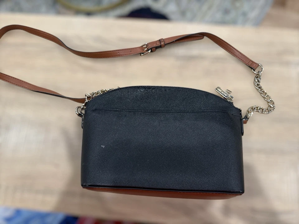 BOLSO BANDOLERA ANNE KLEIN con CORREA AJUSTABLE - Negro - Detalles de cadena dorada Foto 2 de 4