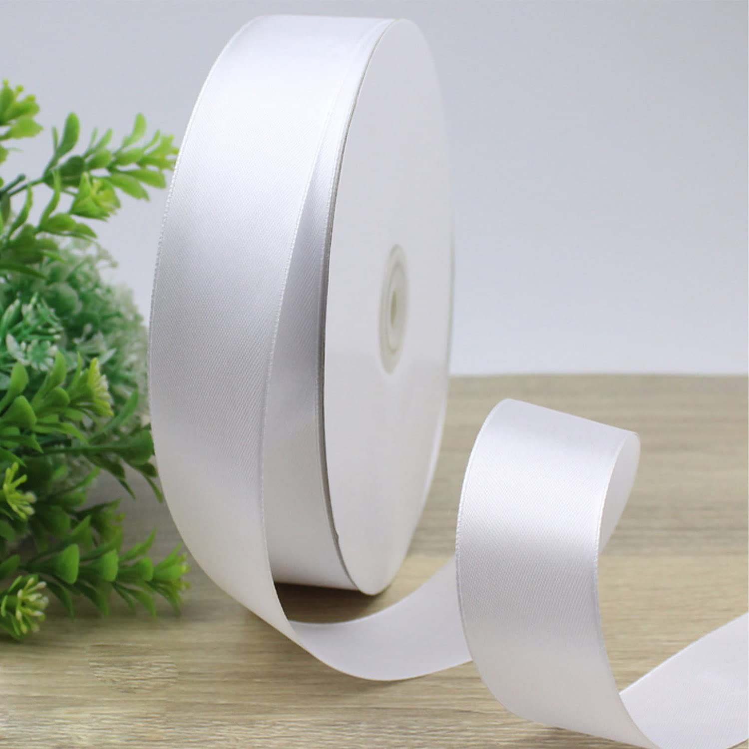 Ruban satin blanc 25mm de large et 91m de long pour decoration de fete