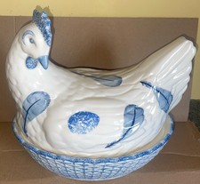 Fairmont & Main Ceramic Poultry Hen Egg Blue / white Holder
