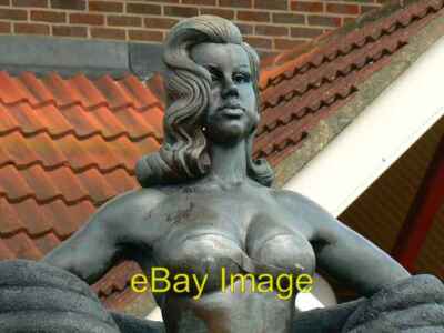 Photo 6x4 Diana Dors statue, Shaw Ridge Leisure Park, Swindon Freshbrook  c2008