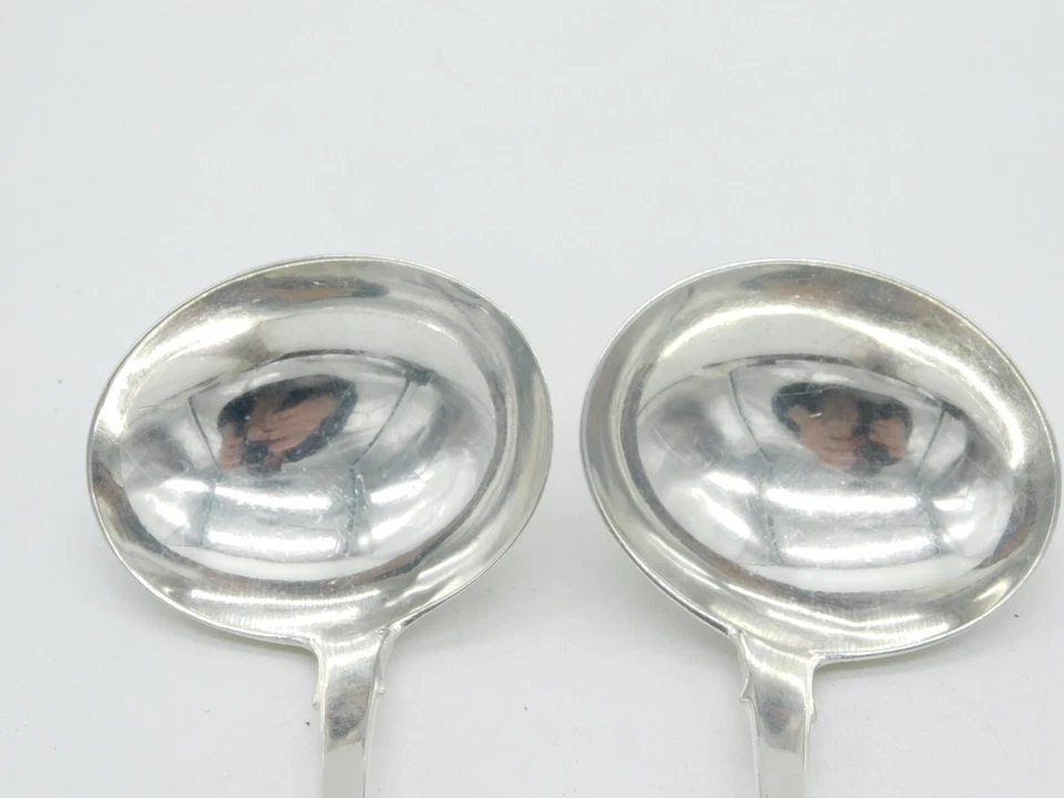 Par de cucharones de salsa con cresta de león irlandeses de plata esterlina de Jorge IV antiguos de Dublín 1825 Foto 3 de 4