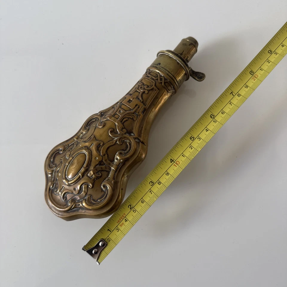 Chifre/garrafa antiga ornamentada de cobre e latão preto em pó Palm Beach Estate Find - Imagem 2 de 4