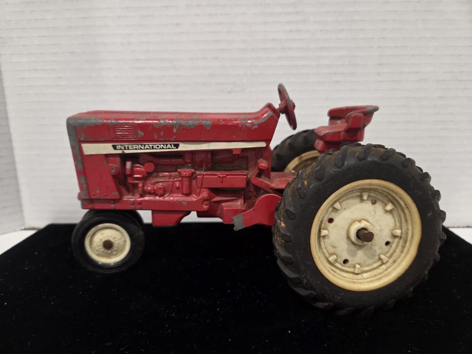 Cosechadora de colección Ertl International tractor diecast frente estrecho rojo EE. UU. Foto 4 de 4