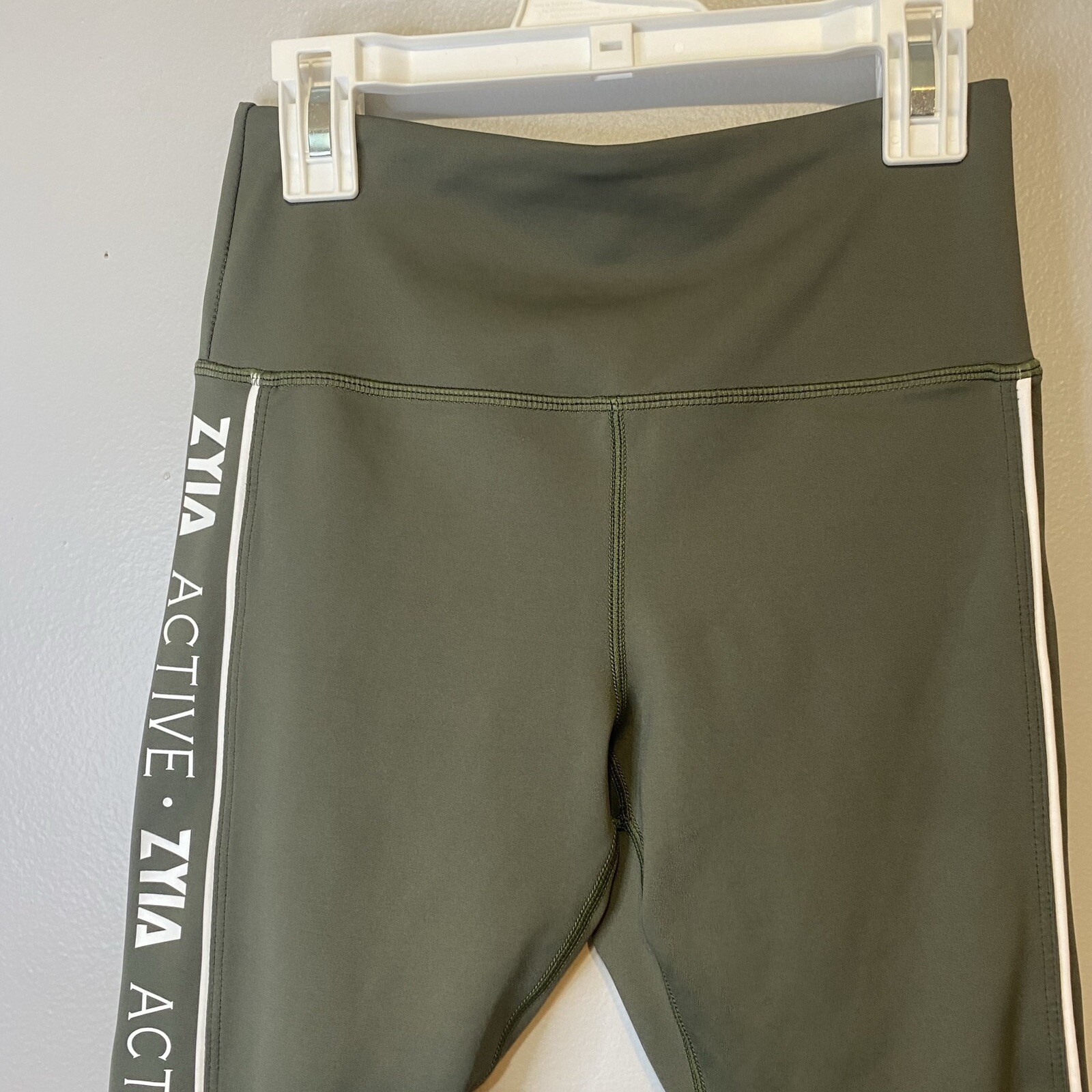 Zyia Active Cropped Capri Solid Green leggings Ar… - image 2