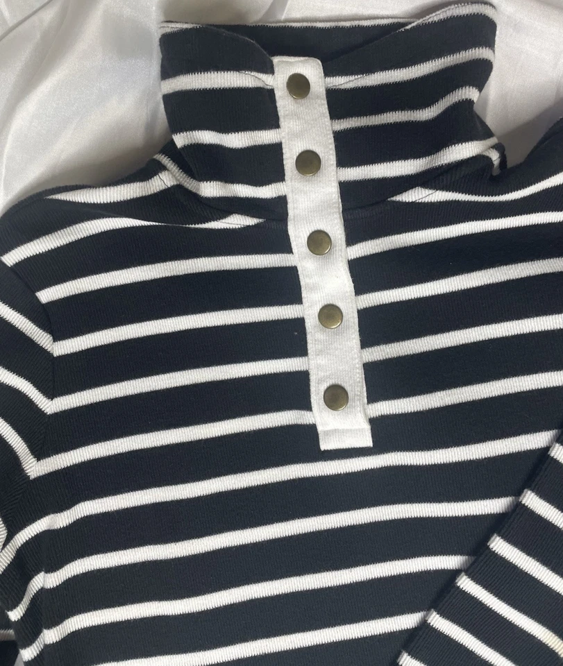 Lote 2 blusas suéteres femininas bordadas azuis listradas preto e branco tamanho médio L/S - Imagem 4 de 4