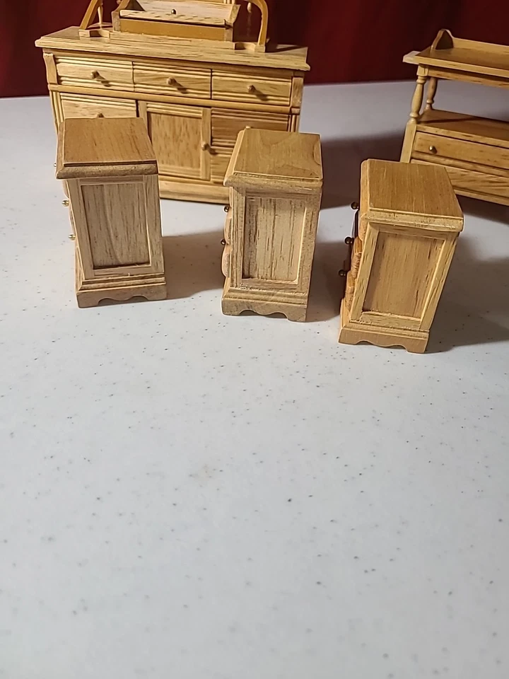 Lote de muebles miniatura para casa de muñecas 1:12 tocador de madera de roble, mesita de noche Foto 4 de 4